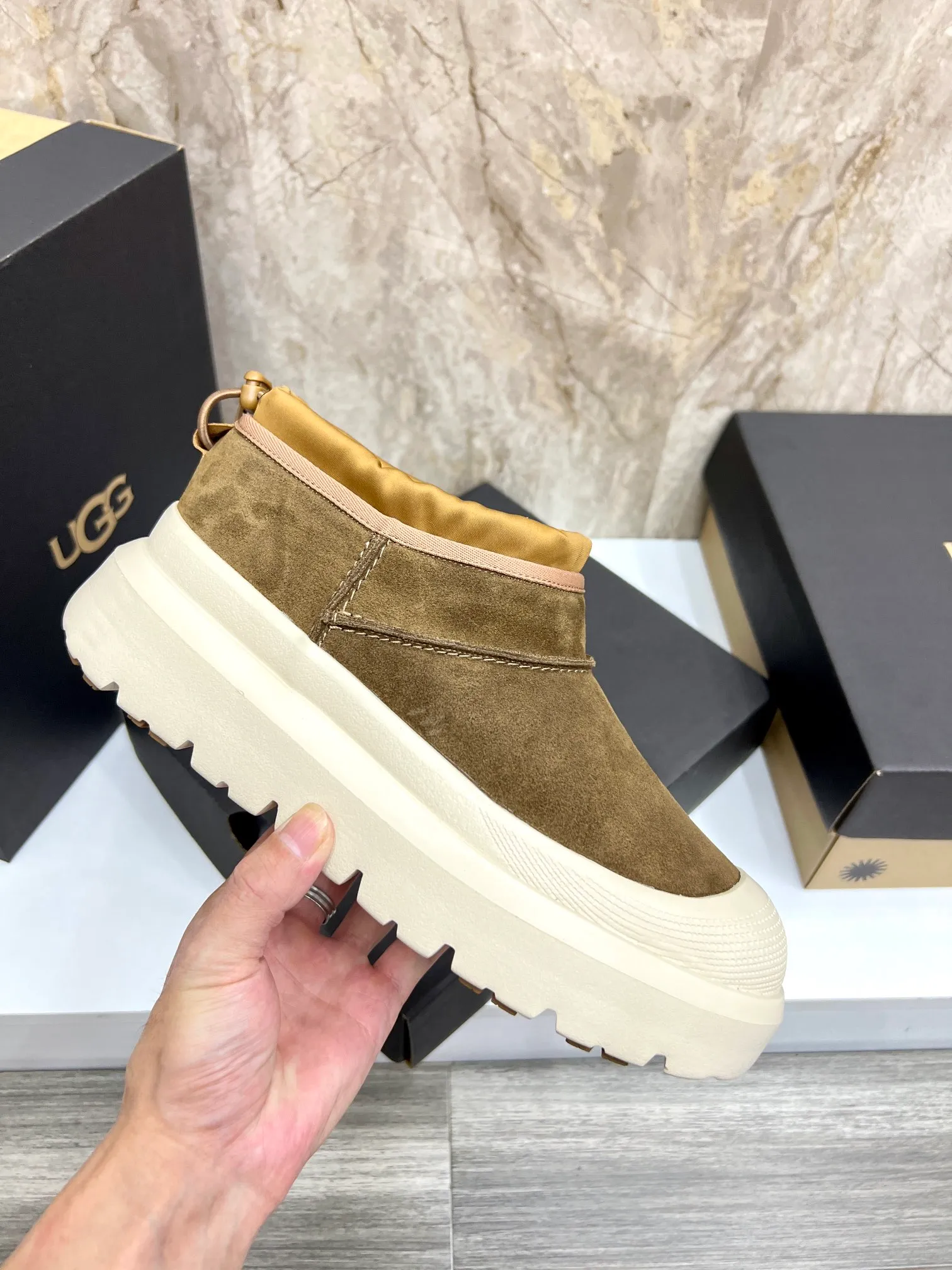 Men's men's shoes💰: 💰540💰Couple model👫 UGG Tasman Weather Hybrid one-second snow boots👢 Wang Yibo's same 👏 classic Tasman shoe is designed with environmentally friendly waterproof and snowproof material, which is both fashionable and functional. At the same time, it is paired with the new UGG Keen furry color-blocked jacket. Bright orange and maroon collide to create a new light outdoor style and open up a new travel experience in early autumn! Using the best materials, the 17mm fur-integrated surface is warmer and more breathable, and the outsole is upgraded to a lightweight and wear-resistant light wing technology outsole! Size: Women’s size 35-40 / Men’s size 38–44 (45 customized) Official website color
